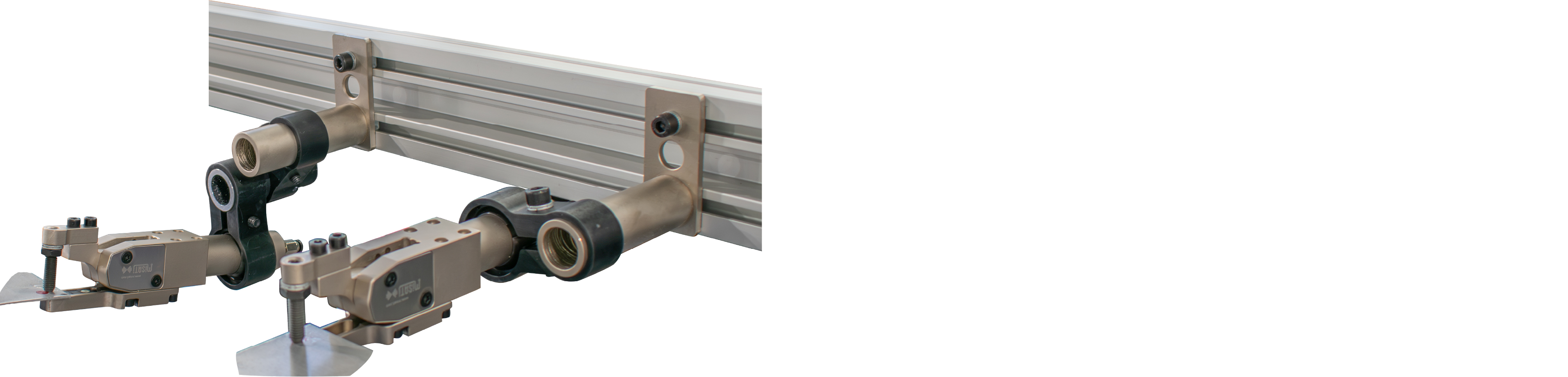 Aluminium mountings are very robust, space-saving and adjustable.